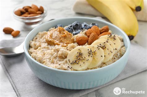 Bol de desayuno con avena, yogur, trozos de mandarina, kiwi, manzana y arándanos