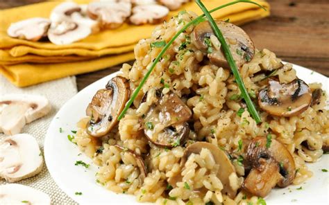 Plato de risotto con champiñones y queso parmesano