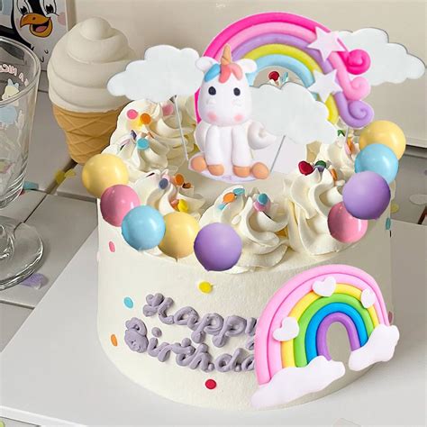 Ejemplo de decoración de tarta unicornio usando boquillas de estrella y crema de colores.