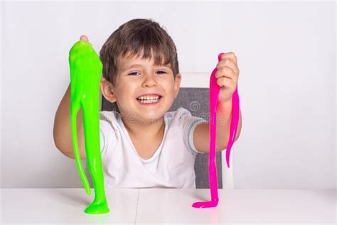 Niño jugando con slime casero de colores