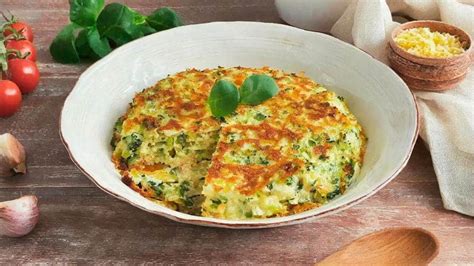 Fotografía cenital de un budín de zapallitos recién horneado con una capa dorada de queso gratinado