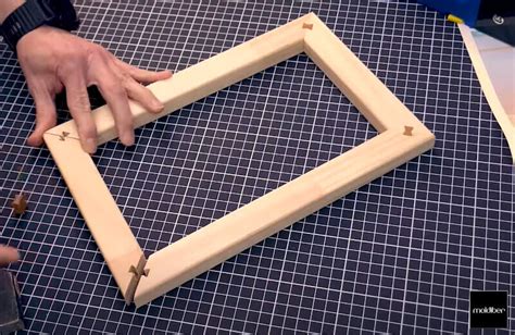 Esquema de un bastidor para lienzo con chaflán y sistema de ranura-espiga