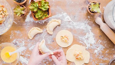 Esquema paso a paso de la elaboración de empanadas dulces: desde el amasado hasta el repulgue y horneado final