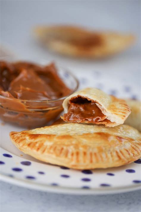 Plato con empanadas dulces servidas con una salsa de dulce de leche casera