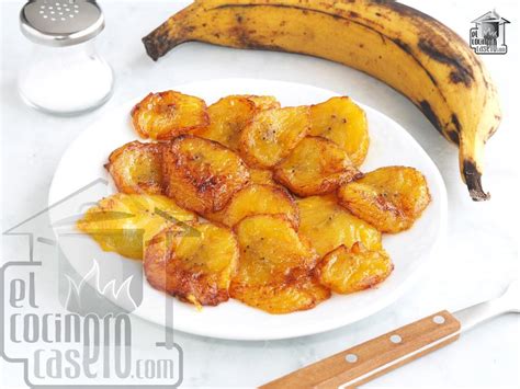 Plátanos maduros en una encimera de cocina listos para ser usados en una receta