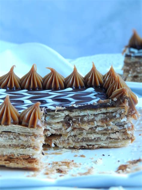 Infografía comparativa de texturas de torta de mil hojas tradicional vs. alternativa sin hojaldre