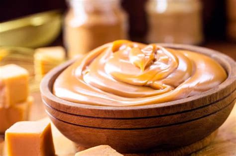 Foto de tarros de leche condensada cocinándose en una olla para hacer manjar