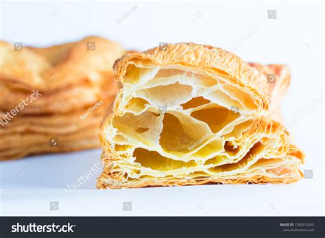 Foto de capas de masa fina y dorada horneadas