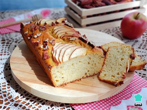 Bizcocho de manzana sin lactosa recién horneado