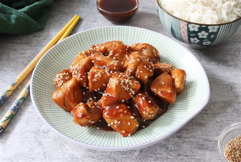 Ingredientes frescos para pollo teriyaki: pollo, brócoli, zanahorias, pimientos, salsa de soja, jengibre y ajo