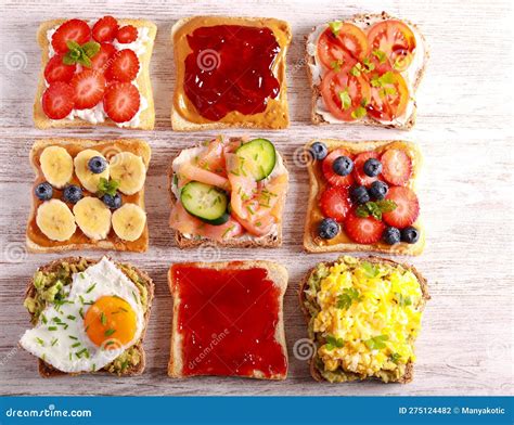 Variedad de tostadas con diferentes ingredientes
