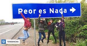 Fotografía de habitantes de Peor es Nada mostrando su orgullo local