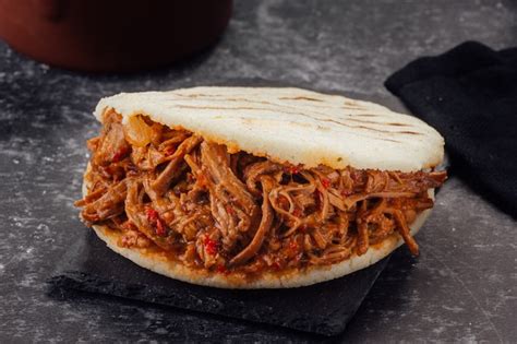 Arepa de carne mechada con queso recién hecha
