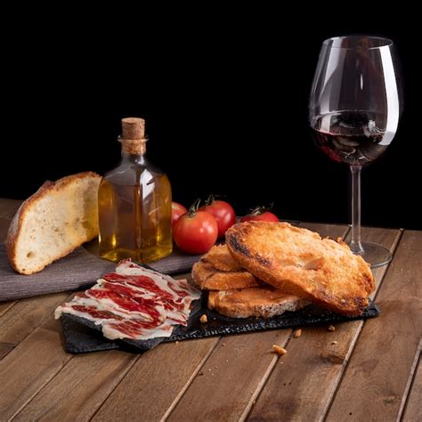 Bodegón con aceite de oliva, jamón ibérico y mariscos frescos
