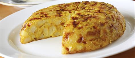 Tortilla de patatas recién hecha y cortada