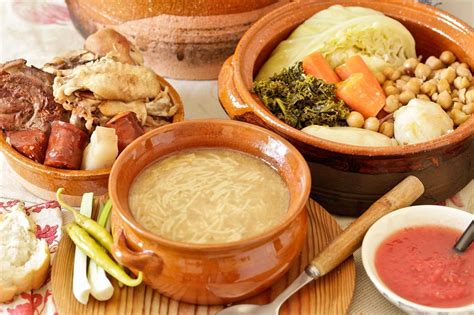 Platos de cocido madrileño servidos en sus vuelcos tradicionales