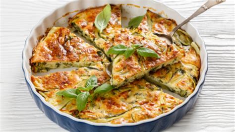 Torta de calabacita verde recién horneada en un molde rectangular