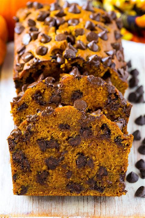 Pan de calabaza con chispas de chocolate en rebanadas