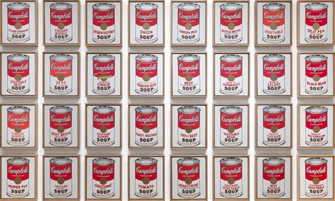 Fotografía histórica de la primera exposición de las latas de sopa Campbell en la Galería Ferus de Los Ángeles.