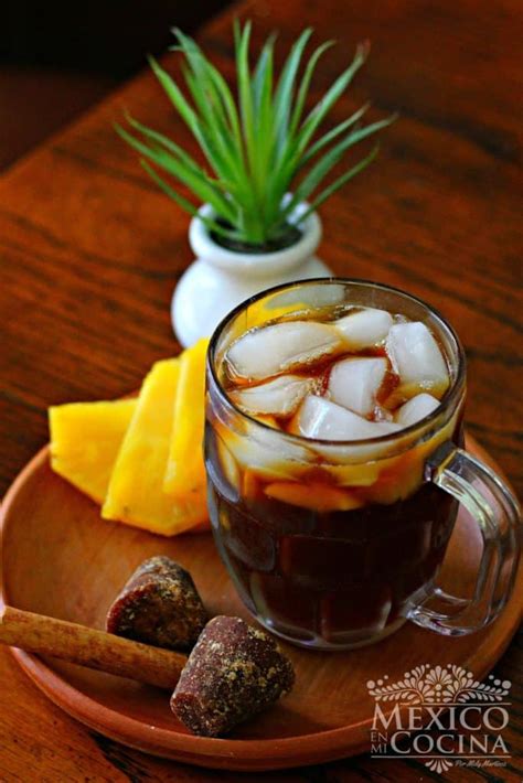 Vaso de tepache de piña frío con hielo y una rodaja de piña
