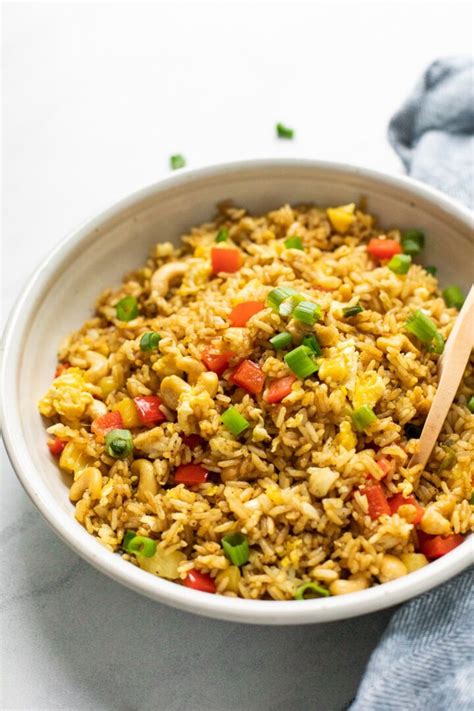 Arroz frito tailandés servido dentro de una mitad de cáscara de piña