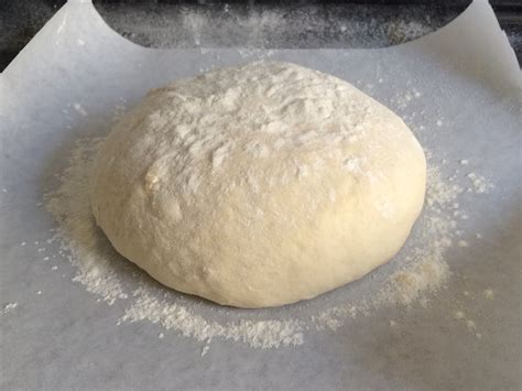 Masa de pan amasado en reposo, duplicando su tamaño