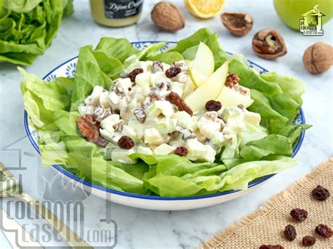 Ensalada Waldorf clásicamente emplatada para un banquete