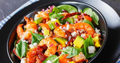 Ensalada exótica de sandía y camarón con menta, en un bol de cristal
