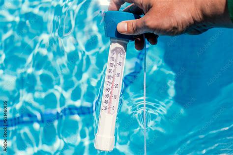 Imagen de un termómetro de azúcar midiendo la temperatura del almíbar