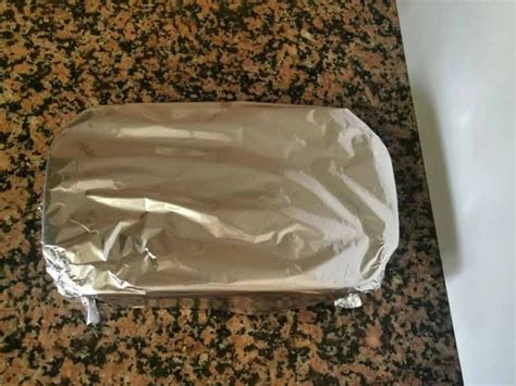 Bandeja de pasta cubierta con papel de aluminio lista para el horno