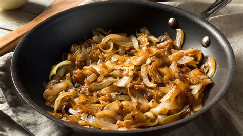 Cebolla caramelizada en un sartén