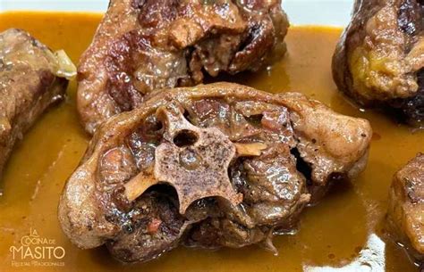 Corazón de vacuno estofado con salsa y guarniciones