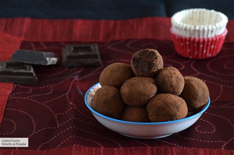 Esquema de los pasos para hacer trufas de chocolate caseras: fundir chocolate, mezclar con nata, enfriar y formar