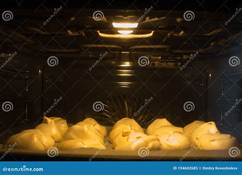 Foto de merengues horneándose en el horno