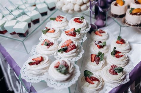 Foto de merengues decorados con chocolate y colorantes