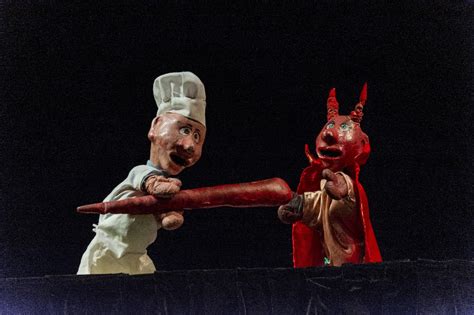 Representación teatral de títeres con un panadero y el diablo