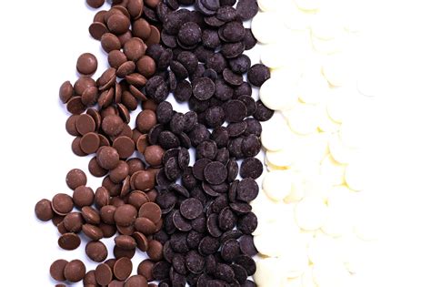 Primer plano de chocolate de cobertura de alta calidad en forma de grageas