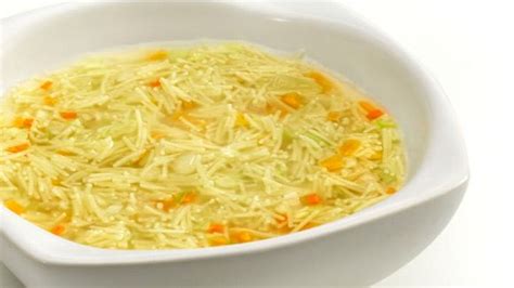 Ingredientes básicos para sopa: caldo, pasta cabello de ángel, verduras