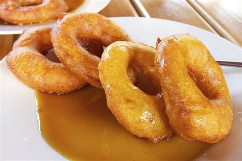Picarones friéndose en aceite caliente