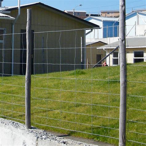 Esquema técnico de instalación de malla Ursus tipo 949 en terreno agrícola con postes de madera