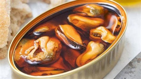 Mejillones en escabeche en su lata con fondo de aperitivos