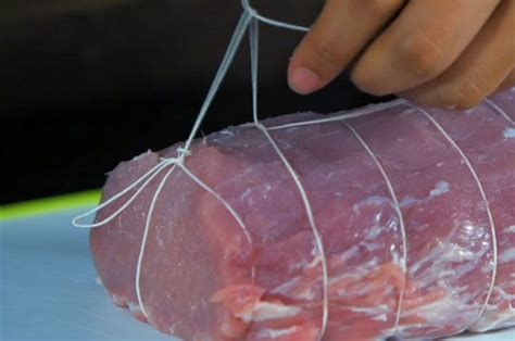 Esquema de cómo bridar o atar un arrollado de carne