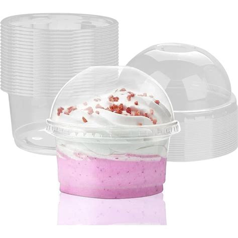 Foto de postres variados en envases plásticos redondos con tapa, mostrando la presentación