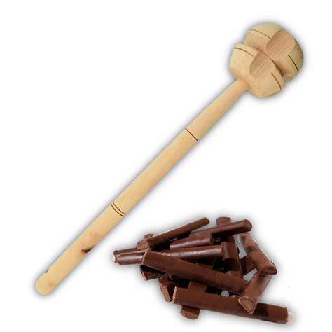 Fotografía de un tradicional molinillo de madera, tablillas de chocolate mexicano y una rama de canela, ingredientes clave para la receta de la abuela.