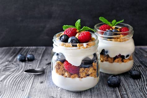 Variedad de postres pequeños con yogur griego y frutas