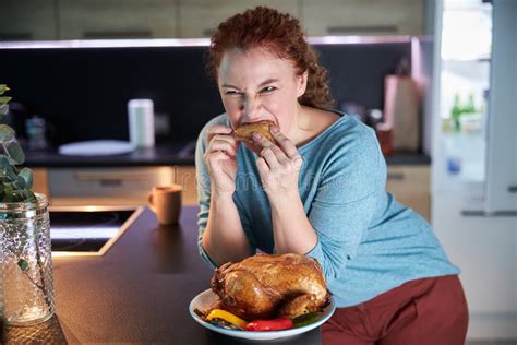 Ilustración histórica de un rey comiendo pollo asado
