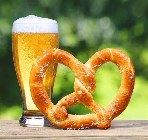 Foto de Brathähnchen con pretzel y cerveza