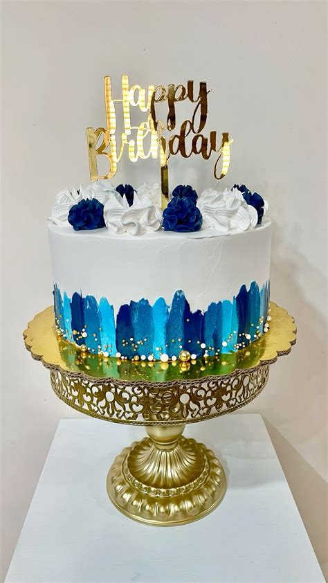 fotografía de un pastel de cumpleaños moderno decorado con velas