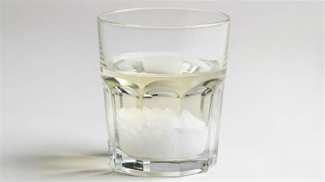 Mezcla de sal gruesa y vinagre en un recipiente