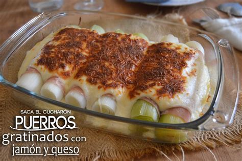 Puerros gratinados con queso y jamón en una fuente de horno